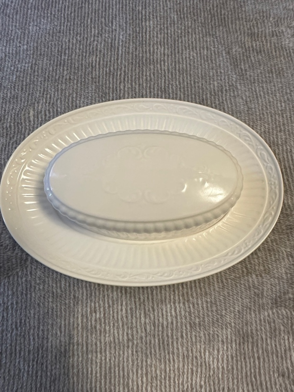 Mikasa Ivory White Italian Countryside DD900 Covered Butter Dish